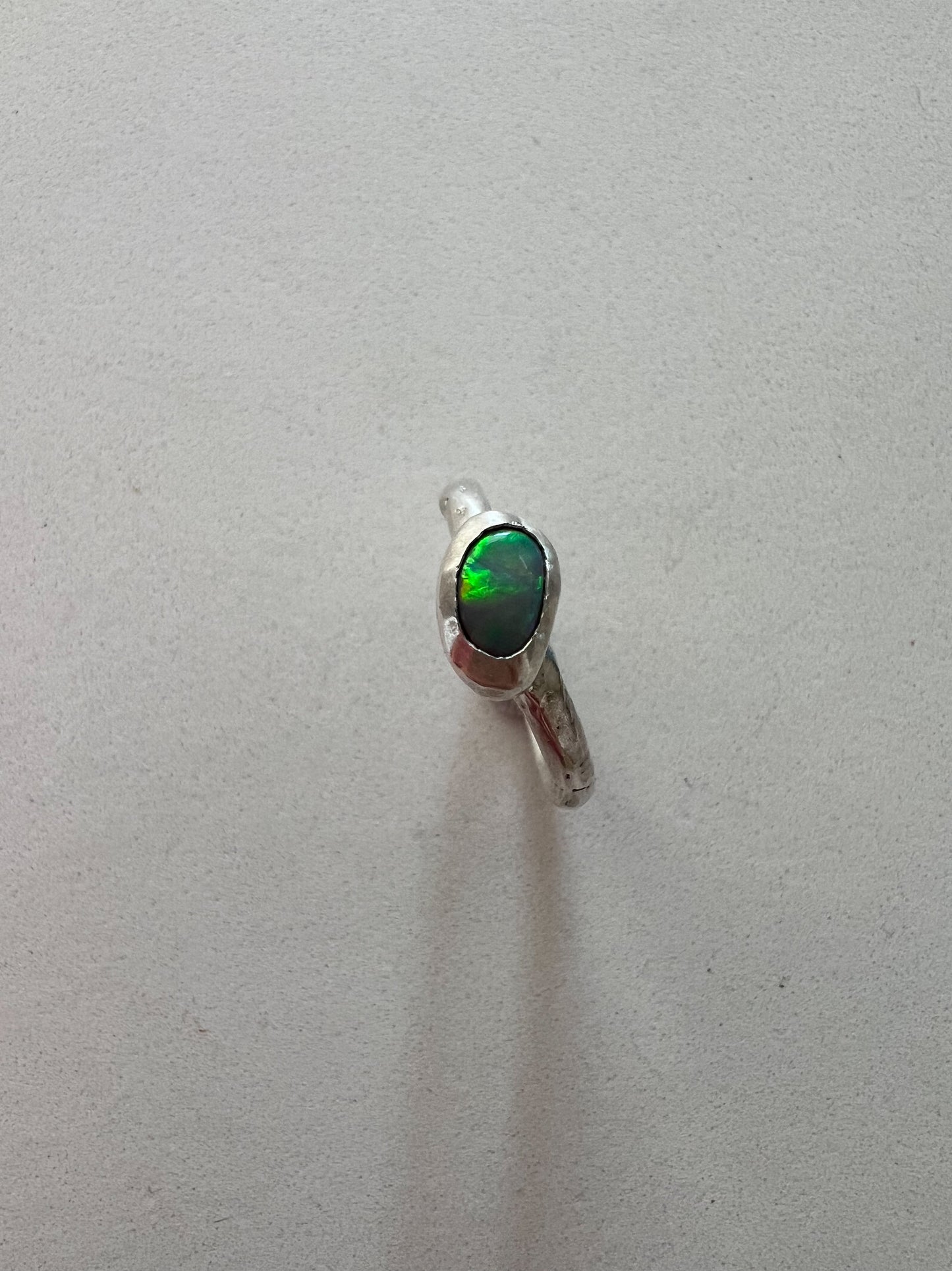 Anello MATERICO con opale australiano