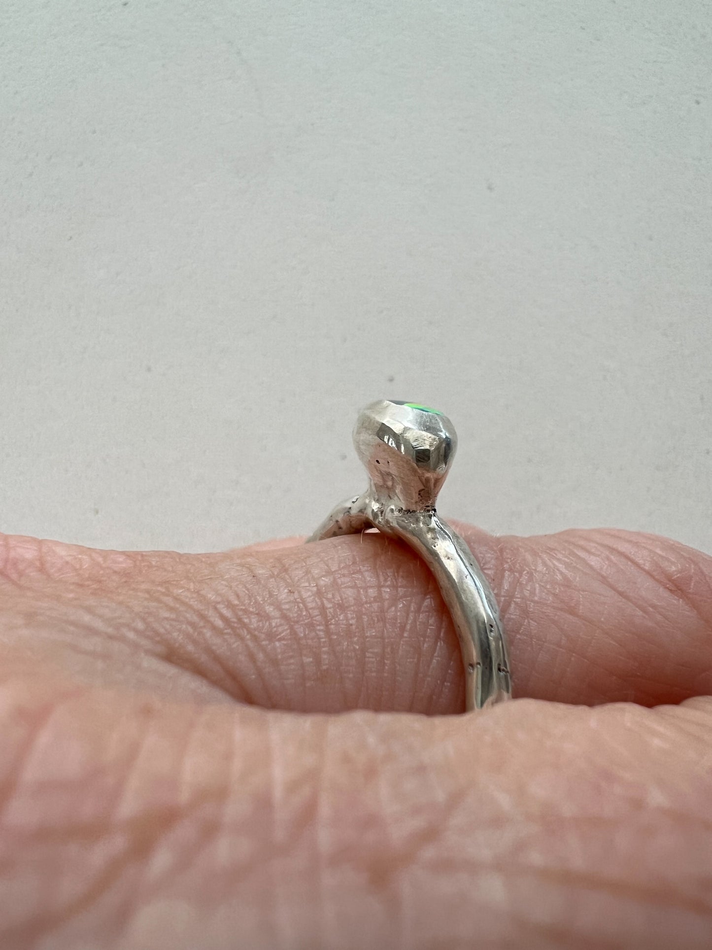 Anello MATERICO con opale australiano