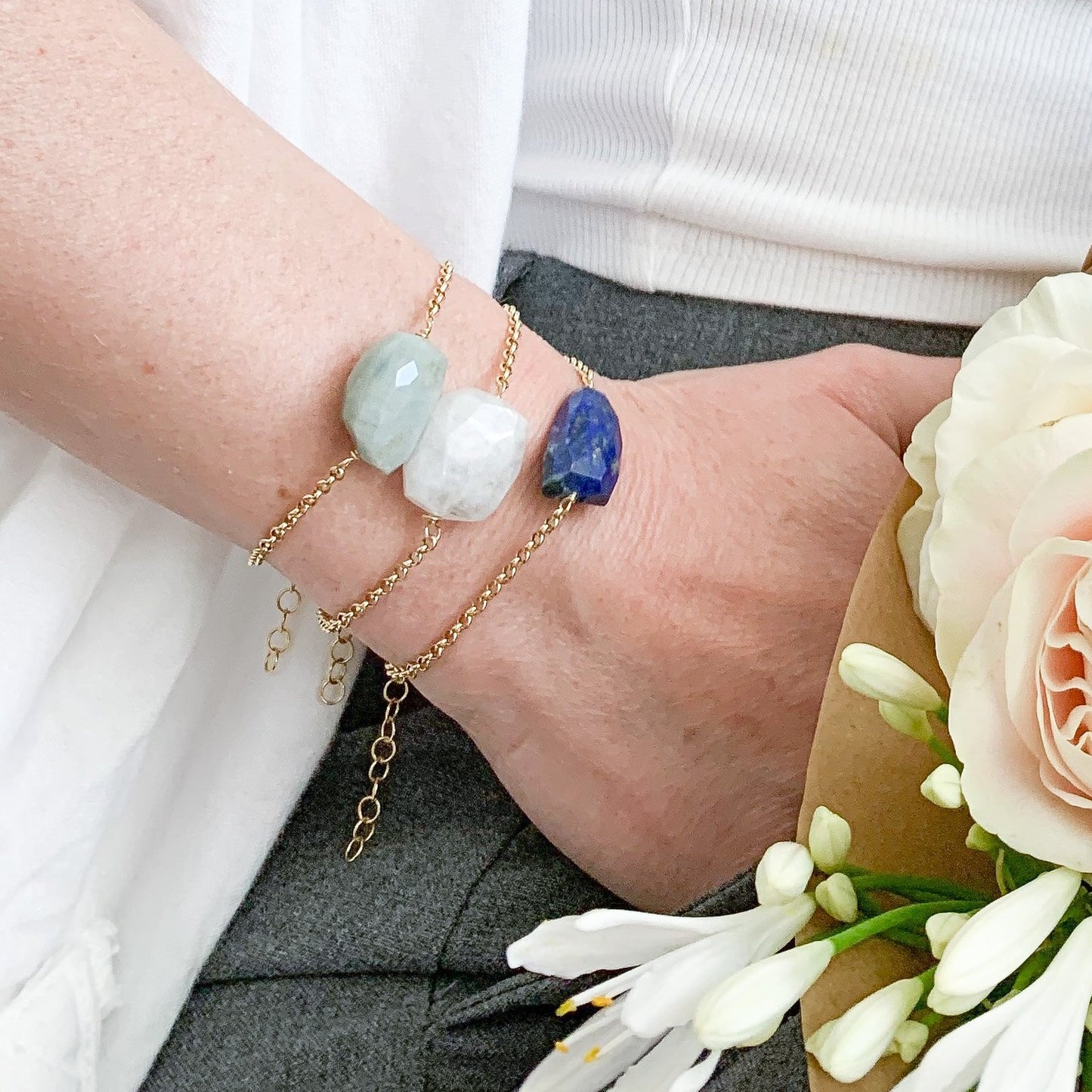 Edef - Braccialetto PIETRA DI LUNA STONE in Argento 925 placcatura oro con pietra semi preziosa. Bracciale in catena maglia semplice con unica pietra delle dimensioni di circa 2 cm. lunghezza 15,5 cm più estensione di 4 cm. Chiusura a moschettone. Linea Minimal. Ci sono 3 variante colore-pietra.