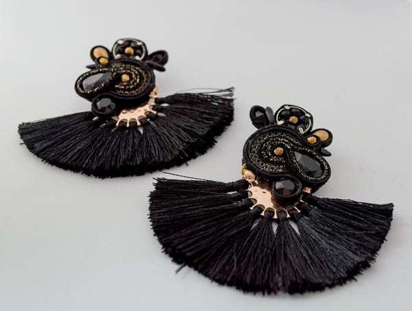 EDEF. Orecchini con perno BLACK MOHICAN: Ematite, cristalli Swarovski, perline di vetro, cristalli, componente con nappina, soutache, perno nickel free