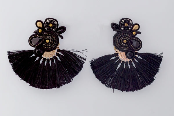 EDEF. Orecchini con perno BLACK MOHICAN: Ematite, cristalli Swarovski, perline di vetro, cristalli, componente con nappina, soutache, perno nickel free