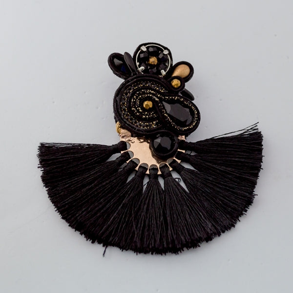 EDEF. Orecchini con perno BLACK MOHICAN: Ematite, cristalli Swarovski, perline di vetro, cristalli, componente con nappina, soutache, perno nickel free