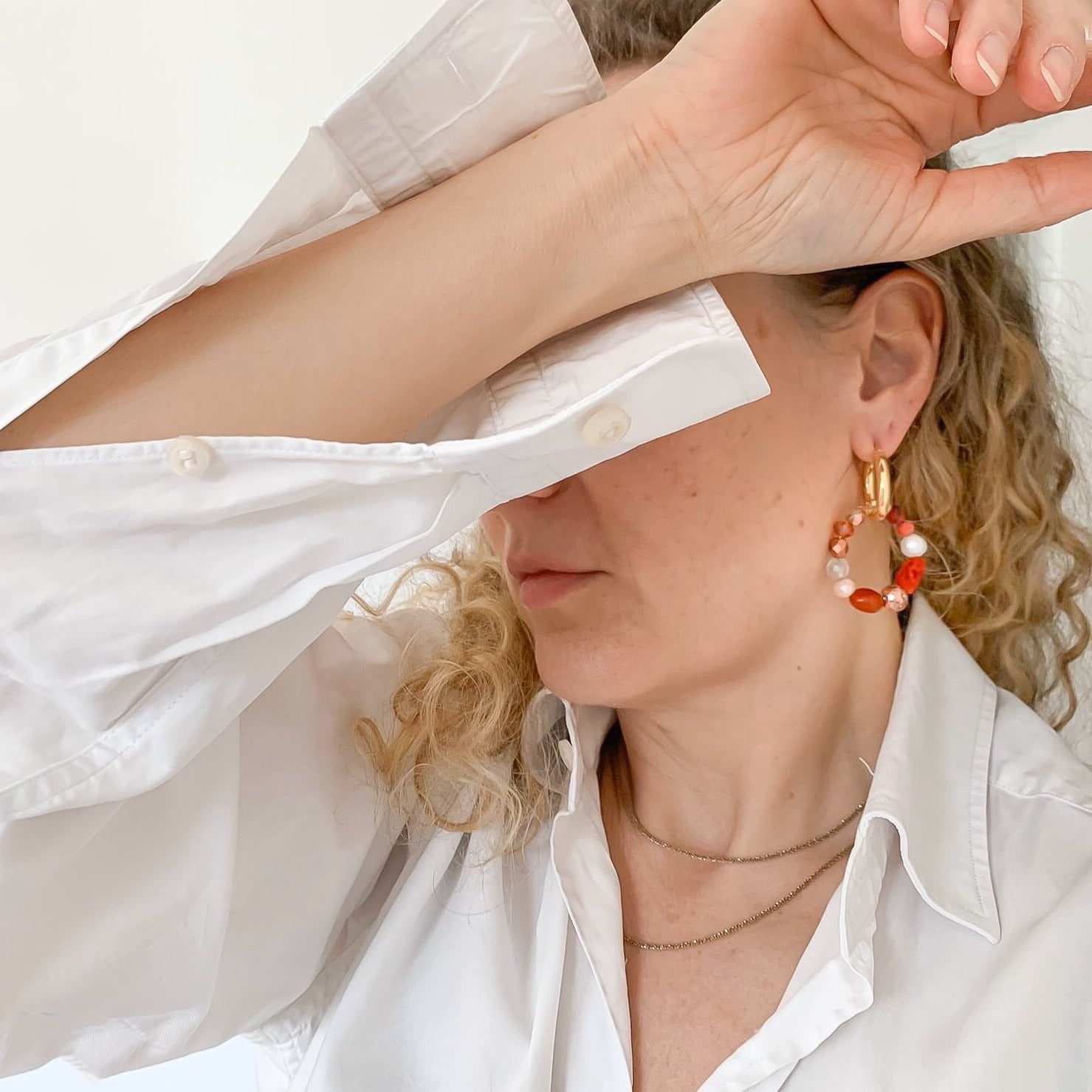 EDEF. Orecchini INFINITY CORAL: cerchio in argento 925 - 2,3 cm diametro -cerchio pietre/cristalli: ematite, perle di fiume, chips madreperla, opale rosa, quarzo rosa, zoisite, cristalli -peso: 8 gr. l'uno