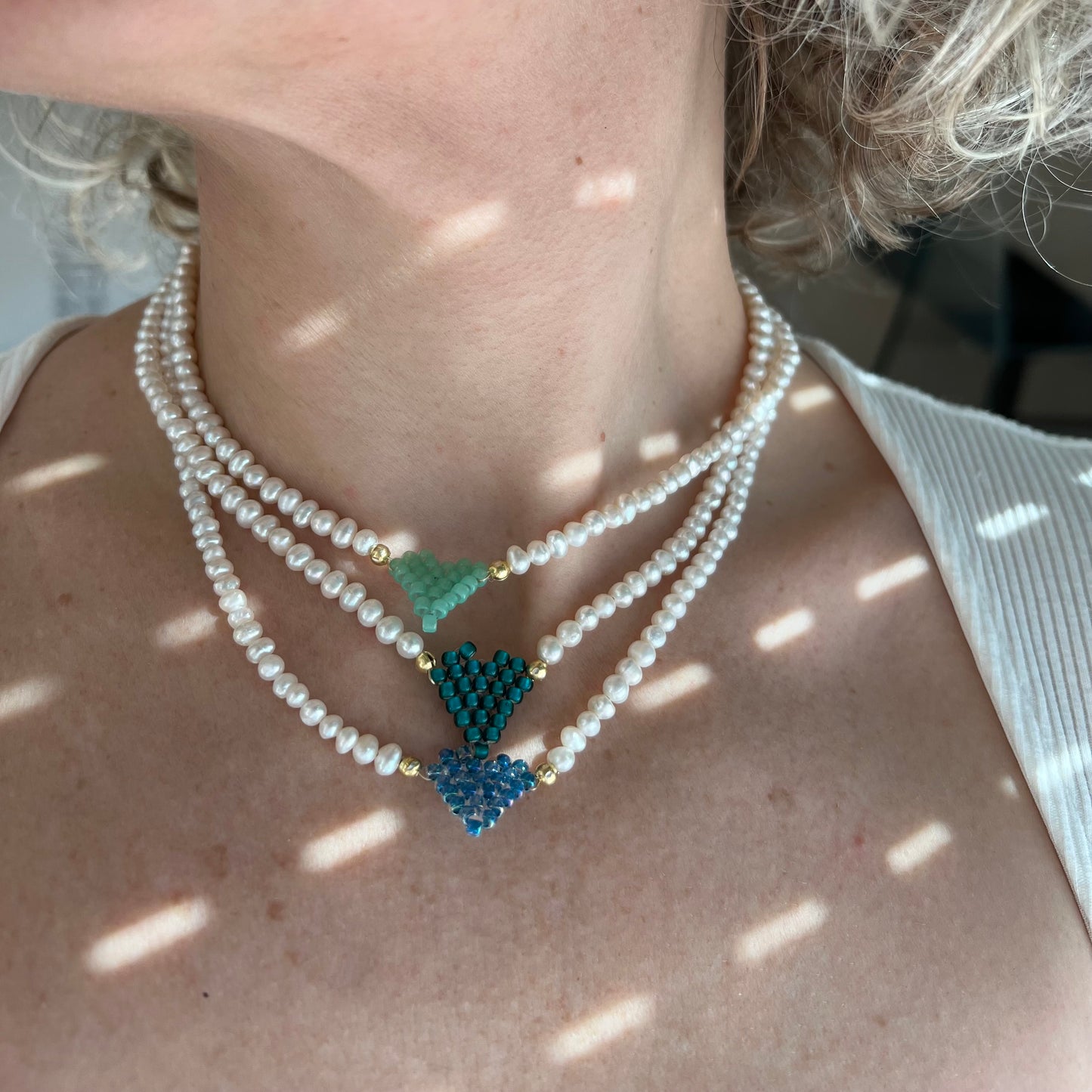 Collana di perle di fiume modello girocollo-coker con in centro cuore in perline toho di colori diversi. La collana CUORE nasce con lo scopo di celebrare l'amore. MATERIALE: perle di fiume, perline toho, componenti e moschettone in argento 925 con galvanica color oro. DIMENSIONI: lunghezza collana: circa 39 cm + 4 cm catenella CUORE in perline di diversi colori a scelta: smeraldo-verde acqua-blu-vioa-pink- rosso scuro mat- rrosso-arancione mat-rosa baby-oro opaco mat