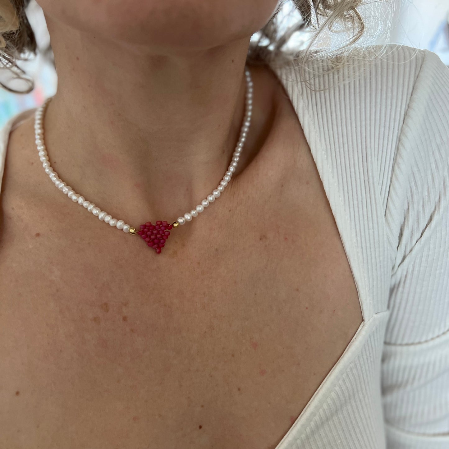 Collana di perle di fiume modello girocollo-coker con in centro cuore in perline toho di colori diversi. La collana CUORE nasce con lo scopo di celebrare l'amore. MATERIALE: perle di fiume, perline toho, componenti e moschettone in argento 925 con galvanica color oro. DIMENSIONI: lunghezza collana: circa 39 cm + 4 cm catenella CUORE in perline di diversi colori a scelta: smeraldo-verde acqua-blu-vioa-pink- rosso scuro mat- rrosso-arancione mat-rosa baby-oro opaco mat