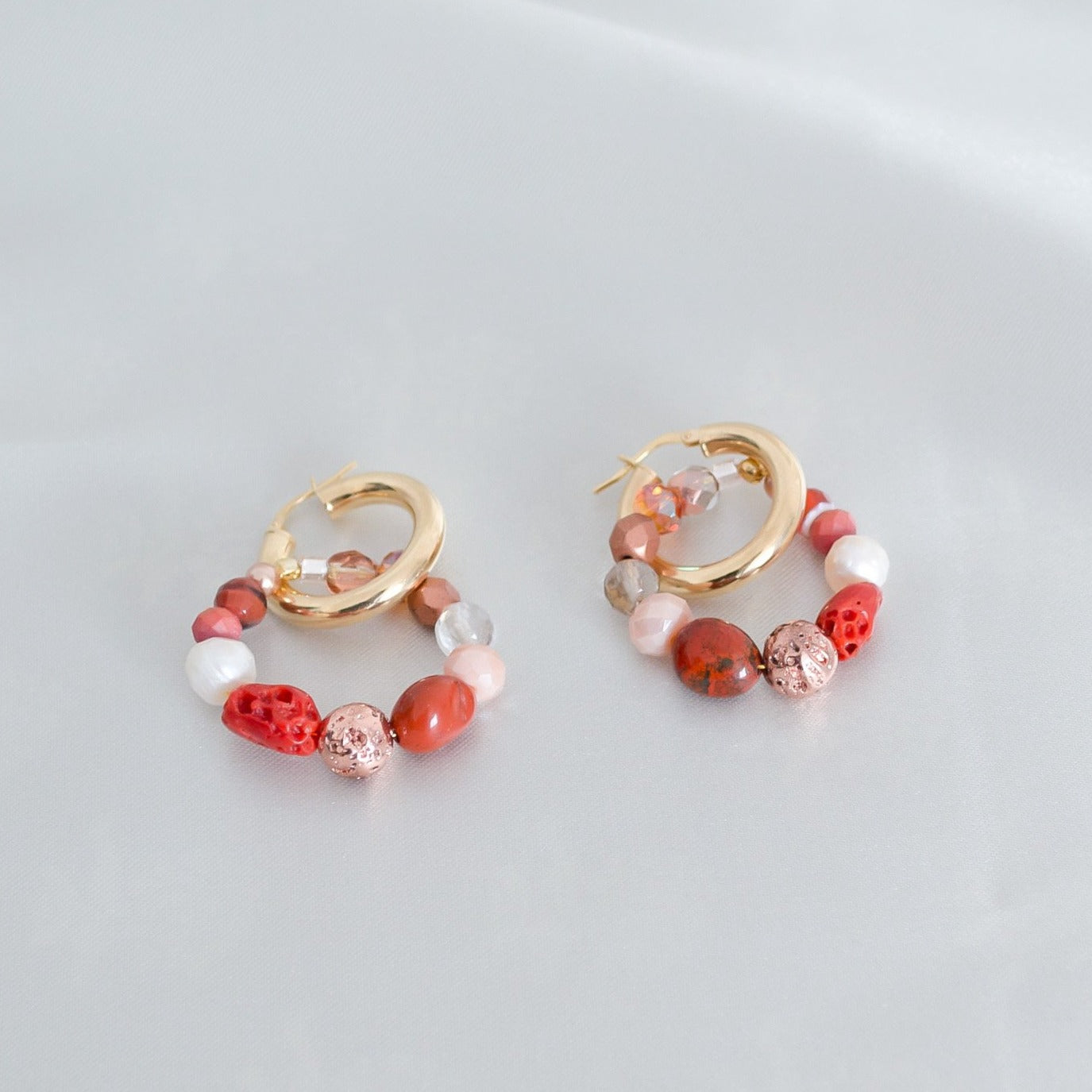 EDEF. Orecchini INFINITY CORAL: cerchio in argento 925 - 2,3 cm diametro -cerchio pietre/cristalli: ematite, perle di fiume, chips madreperla, opale rosa, quarzo rosa, zoisite, cristalli -peso: 8 gr. l'uno