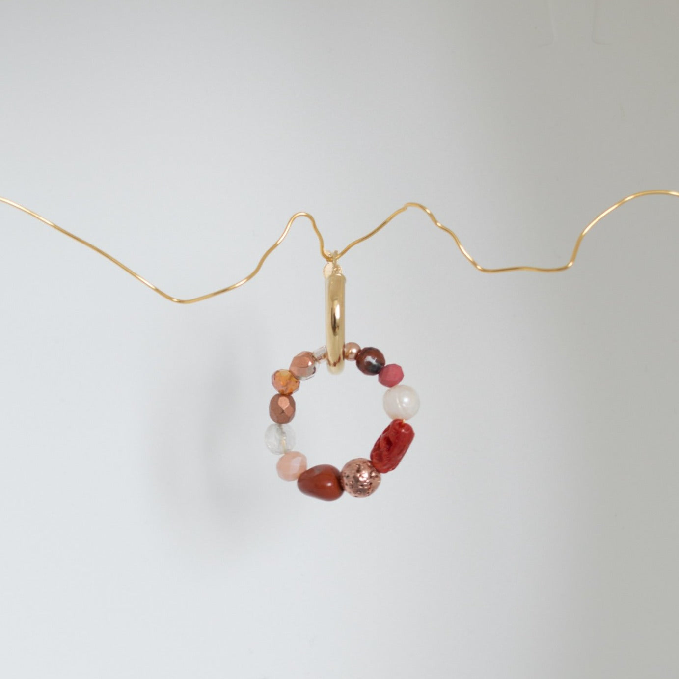 EDEF. Orecchini INFINITY CORAL: cerchio in argento 925 - 2,3 cm diametro -cerchio pietre/cristalli: ematite, perle di fiume, chips madreperla, opale rosa, quarzo rosa, zoisite, cristalli -peso: 8 gr. l'uno