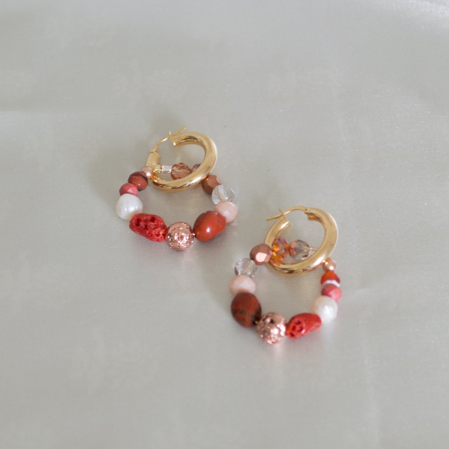 EDEF. Orecchini INFINITY CORAL: cerchio in argento 925 - 2,3 cm diametro -cerchio pietre/cristalli: ematite, perle di fiume, chips madreperla, opale rosa, quarzo rosa, zoisite, cristalli -peso: 8 gr. l'uno