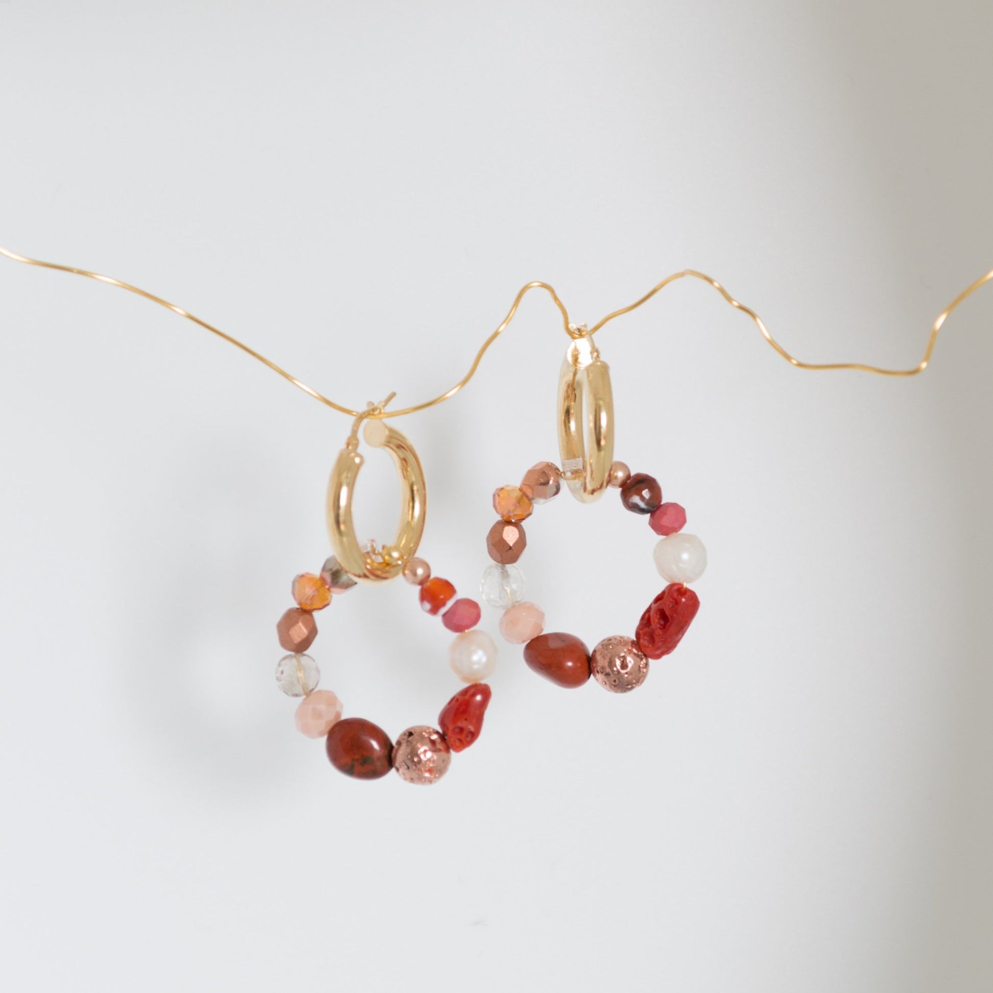 EDEF. Orecchini INFINITY CORAL: cerchio in argento 925 - 2,3 cm diametro -cerchio pietre/cristalli: ematite, perle di fiume, chips madreperla, opale rosa, quarzo rosa, zoisite, cristalli -peso: 8 gr. l'uno