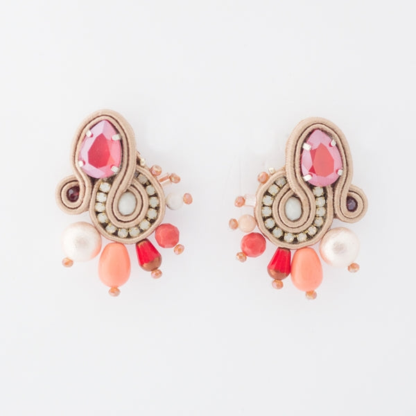 EDEF. Orecchini con perno LOVE: corallo, quarzo rosa, cristalli Swarovski, perla di cotone, gocce di vetro Ceco, cristalli, catena strass, soutache, perno nickel free