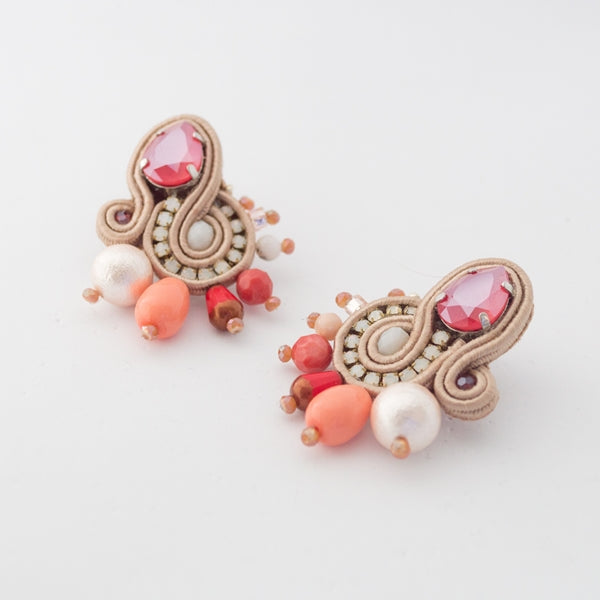 EDEF. Orecchini con perno LOVE: corallo, quarzo rosa, cristalli Swarovski, perla di cotone, gocce di vetro Ceco, cristalli, catena strass, soutache, perno nickel free