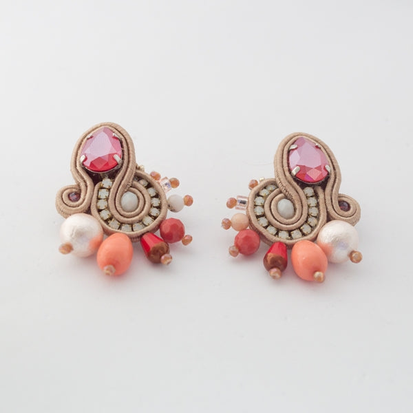 EDEF. Orecchini con perno LOVE: corallo, quarzo rosa, cristalli Swarovski, perla di cotone, gocce di vetro Ceco, cristalli, catena strass, soutache, perno nickel free