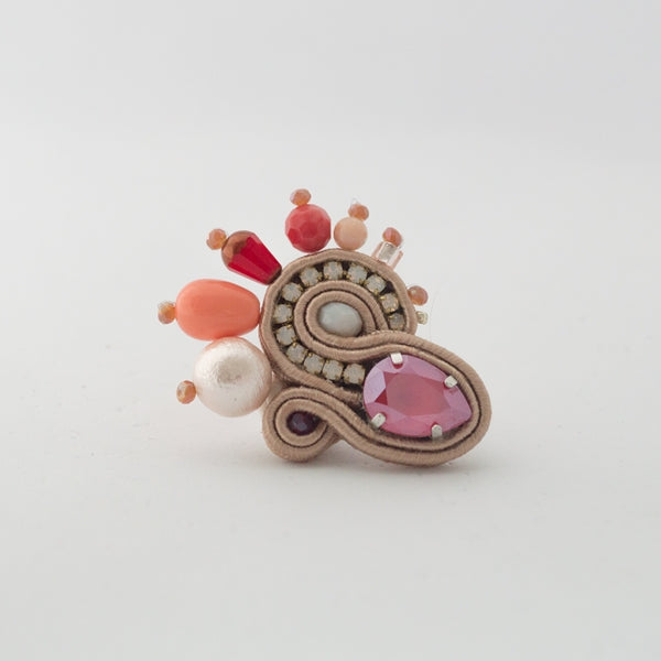 EDEF. Orecchini con perno LOVE: corallo, quarzo rosa, cristalli Swarovski, perla di cotone, gocce di vetro Ceco, cristalli, catena strass, soutache, perno nickel free