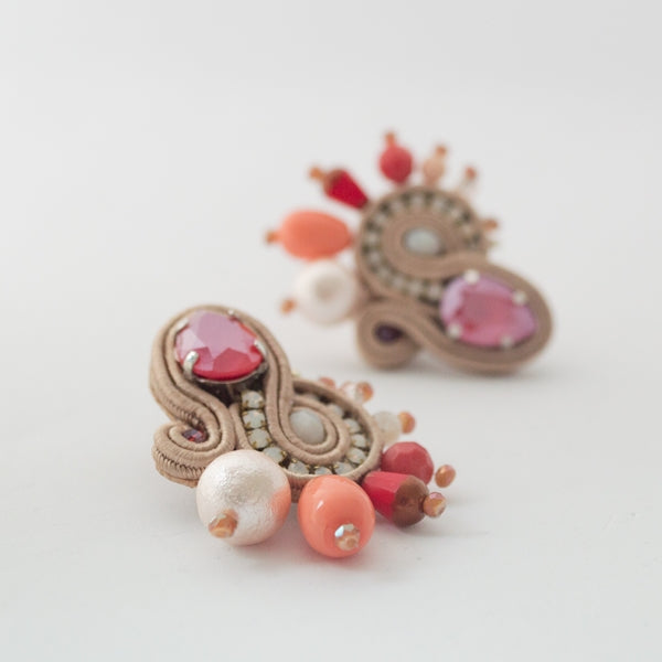 EDEF. Orecchini con perno LOVE: corallo, quarzo rosa, cristalli Swarovski, perla di cotone, gocce di vetro Ceco, cristalli, catena strass, soutache, perno nickel free