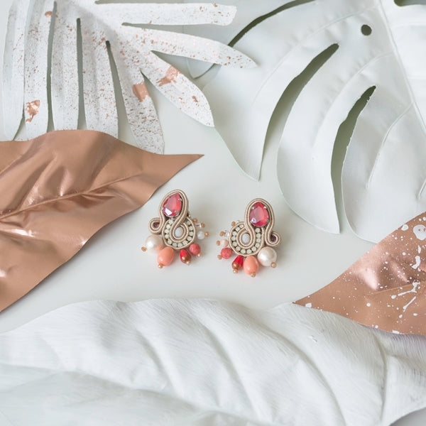 EDEF. Orecchini con perno LOVE: corallo, quarzo rosa, cristalli Swarovski, perla di cotone, gocce di vetro Ceco, cristalli, catena strass, soutache, perno nickel free