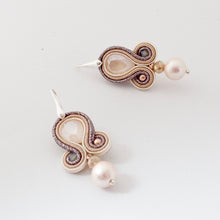 Carica l&#39;immagine nel visualizzatore di Gallery, EDEF. Orecchini con monachella SOFT BRIDE: cristalli Swarovski, perla Swarovski, Perla cotone, cristalli, soutache, monachella argento 925