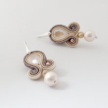 Carica l&#39;immagine nel visualizzatore di Gallery, EDEF. Orecchini con monachella SOFT BRIDE: cristalli Swarovski, perla Swarovski, Perla cotone, cristalli, soutache, monachella argento 925