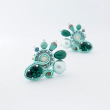 Carica l&#39;immagine nel visualizzatore di Gallery, EDEF. Orecchini con perno LOVE GRREN. amazzonite, cristalli Swarovski, perla di cotone, gocce di vetro ceco, cristalli, catena strass, soutache, perno nickel free