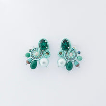Carica l&#39;immagine nel visualizzatore di Gallery, EDEF. Orecchini con perno LOVE GRREN. amazzonite, cristalli Swarovski, perla di cotone, gocce di vetro ceco, cristalli, catena strass, soutache, perno nickel free