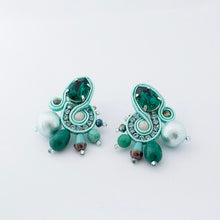 Carica l&#39;immagine nel visualizzatore di Gallery, EDEF. Orecchini con perno LOVE GRREN. amazzonite, cristalli Swarovski, perla di cotone, gocce di vetro ceco, cristalli, catena strass, soutache, perno nickel free