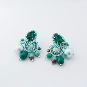 EDEF. Orecchini con perno LOVE GRREN. amazzonite, cristalli Swarovski, perla di cotone, gocce di vetro ceco, cristalli, catena strass, soutache, perno nickel free