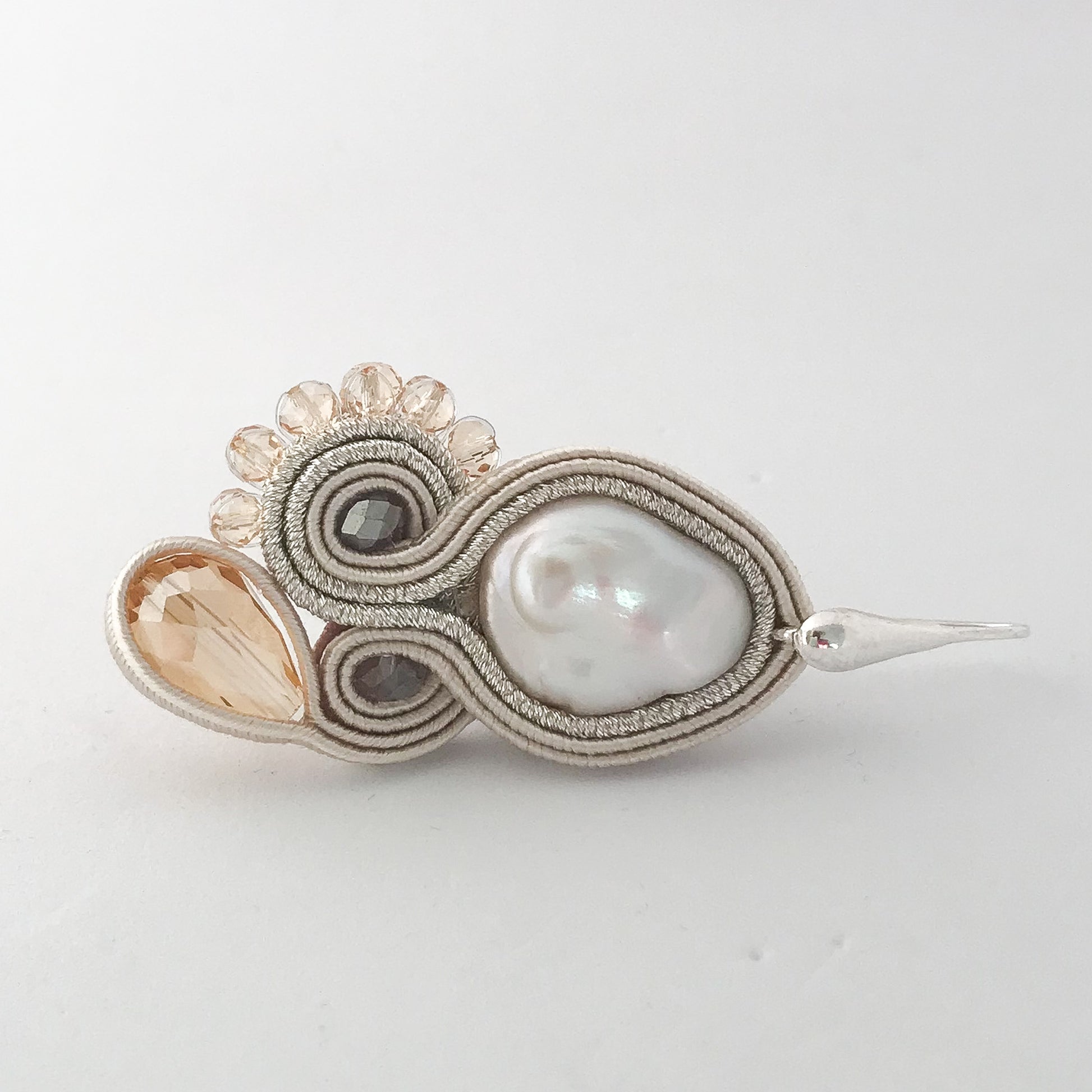 EDEF. Orecchini con perno GOLD LILAC: perla di fiume, cristalli, soutache,  monachella argento 925