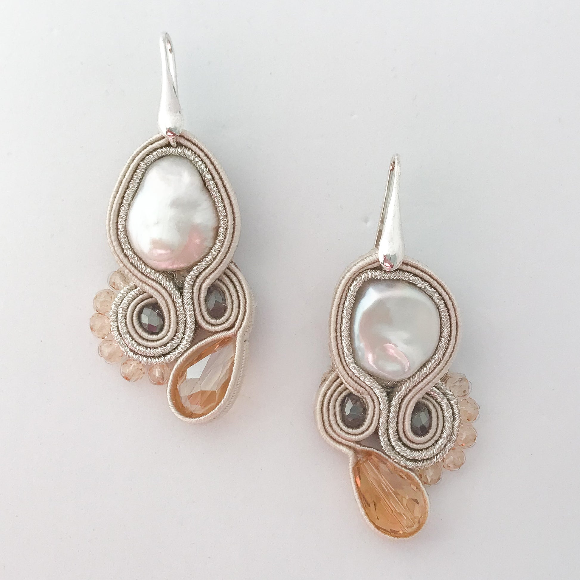EDEF. Orecchini con perno GOLD LILAC: perla di fiume, cristalli, soutache,  monachella argento 925