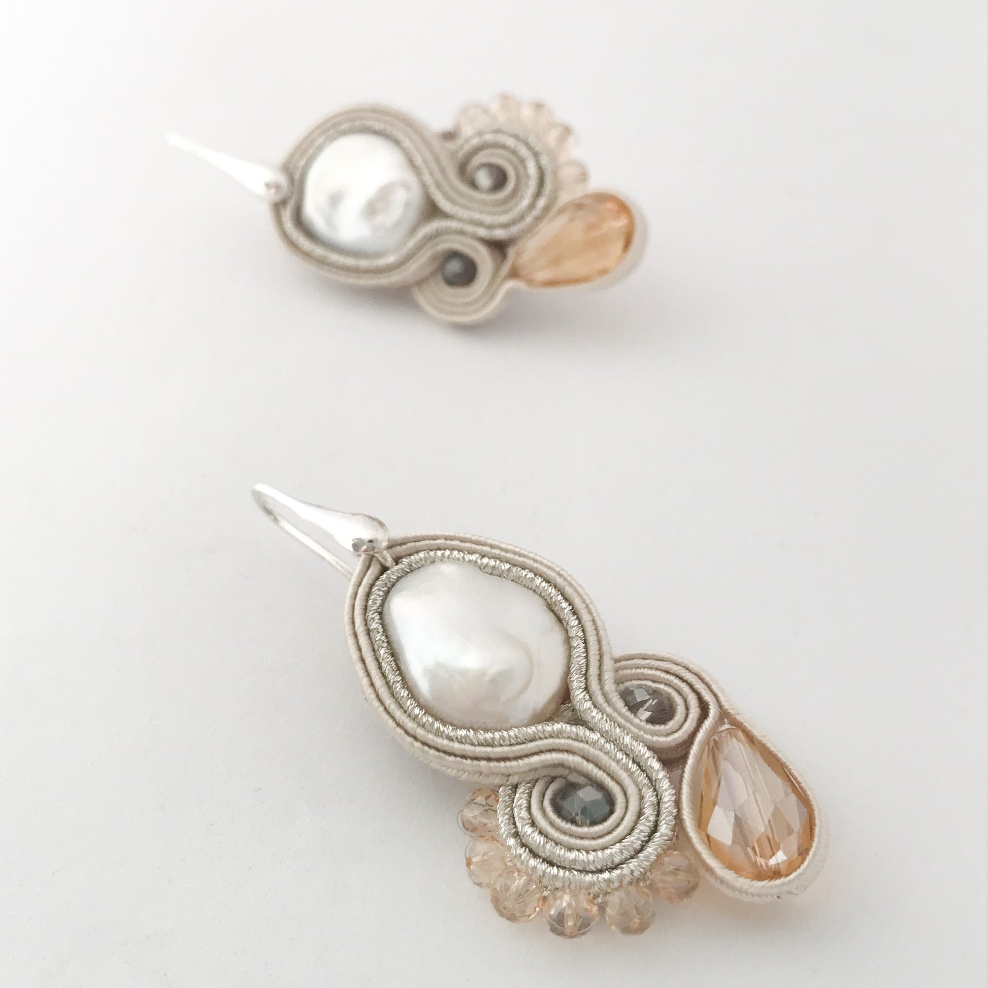 EDEF. Orecchini con perno GOLD LILAC: perla di fiume, cristalli, soutache,  monachella argento 925