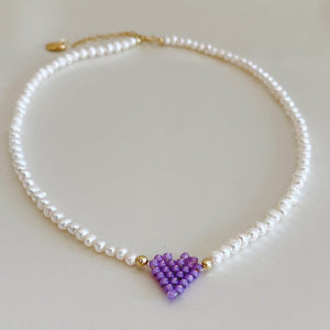 Collana di perle di fiume modello girocollo-coker  con in centro cuore in perline toho di colori diversi.  La collana CUORE nasce con lo scopo di celebrare l'amore.  MATERIALE: perle di fiume, perline toho, componenti e moschettone in argento 925 con galvanica color oro. DIMENSIONI: lunghezza collana: circa 39 cm + 4 cm catenella CUORE in perline di diversi colori a scelta: smeraldo-verde acqua-blu-vioa-pink- rosso scuro mat- rrosso-arancione mat-rosa baby-oro opaco mat