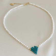 Carica l&#39;immagine nel visualizzatore di Gallery, Collana di perle di fiume modello girocollo-coker  con in centro cuore in perline toho di colori diversi.  La collana CUORE nasce con lo scopo di celebrare l&#39;amore.  MATERIALE: perle di fiume, perline toho, componenti e moschettone in argento 925 con galvanica color oro. DIMENSIONI: lunghezza collana: circa 39 cm + 4 cm catenella CUORE in perline di diversi colori a scelta: smeraldo-verde acqua-blu-vioa-pink- rosso scuro mat- rrosso-arancione mat-rosa baby-oro opaco mat