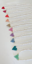 Carica l&#39;immagine nel visualizzatore di Gallery, Collana di perle di fiume modello girocollo-coker  con in centro cuore in perline toho di colori diversi.  La collana CUORE nasce con lo scopo di celebrare l&#39;amore.  MATERIALE: perle di fiume, perline toho, componenti e moschettone in argento 925 con galvanica color oro. DIMENSIONI: lunghezza collana: circa 39 cm + 4 cm catenella CUORE in perline di diversi colori a scelta: smeraldo-verde acqua-blu-vioa-pink- rosso scuro mat- rrosso-arancione mat-rosa baby-oro opaco mat