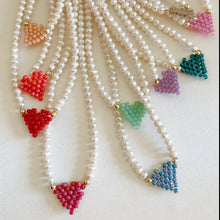 Carica l&#39;immagine nel visualizzatore di Gallery, Collana di perle di fiume modello girocollo-coker  con in centro cuore in perline toho di colori diversi.  La collana CUORE nasce con lo scopo di celebrare l&#39;amore.  MATERIALE: perle di fiume, perline toho, componenti e moschettone in argento 925 con galvanica color oro. DIMENSIONI: lunghezza collana: circa 39 cm + 4 cm catenella CUORE in perline di diversi colori a scelta: smeraldo-verde acqua-blu-vioa-pink- rosso scuro mat- rrosso-arancione mat-rosa baby-oro opaco mat
