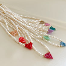 Carica l&#39;immagine nel visualizzatore di Gallery, Collana di perle di fiume modello girocollo-coker  con in centro cuore in perline toho di colori diversi.  La collana CUORE nasce con lo scopo di celebrare l&#39;amore.  MATERIALE: perle di fiume, perline toho, componenti e moschettone in argento 925 con galvanica color oro. DIMENSIONI: lunghezza collana: circa 39 cm + 4 cm catenella CUORE in perline di diversi colori a scelta: smeraldo-verde acqua-blu-vioa-pink- rosso scuro mat- rrosso-arancione mat-rosa baby-oro opaco mat