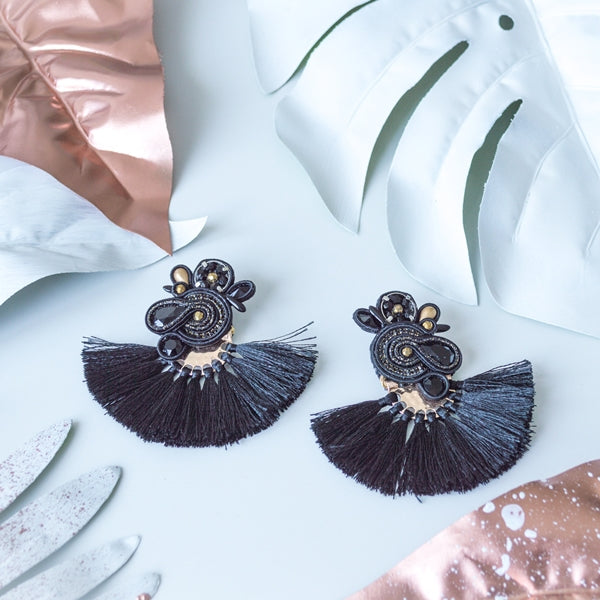 EDEF. Orecchini con perno BLACK MOHICAN: Ematite, cristalli Swarovski, perline di vetro, cristalli, componente con nappina, soutache, perno nickel free