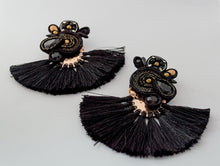 Carica l&#39;immagine nel visualizzatore di Gallery, EDEF. Orecchini con perno BLACK MOHICAN: Ematite, cristalli Swarovski, perline di vetro, cristalli, componente con nappina, soutache, perno nickel free