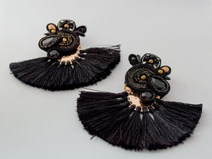 EDEF. Orecchini con perno BLACK MOHICAN: Ematite, cristalli Swarovski, perline di vetro, cristalli, componente con nappina, soutache, perno nickel free
