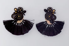 Carica l&#39;immagine nel visualizzatore di Gallery, EDEF. Orecchini con perno BLACK MOHICAN: Ematite, cristalli Swarovski, perline di vetro, cristalli, componente con nappina, soutache, perno nickel free
