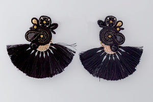 EDEF. Orecchini con perno BLACK MOHICAN: Ematite, cristalli Swarovski, perline di vetro, cristalli, componente con nappina, soutache, perno nickel free