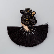 Carica l&#39;immagine nel visualizzatore di Gallery, EDEF. Orecchini con perno BLACK MOHICAN: Ematite, cristalli Swarovski, perline di vetro, cristalli, componente con nappina, soutache, perno nickel free