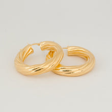 Carica l&#39;immagine nel visualizzatore di Gallery, Orecchini cerchio TWIST GOLD