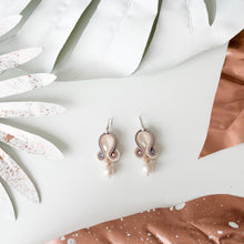 Carica l&#39;immagine nel visualizzatore di Gallery, EDEF. Orecchini con monachella SOFT BRIDE: cristalli Swarovski, perla Swarovski, Perla cotone, cristalli, soutache, monachella argento 925