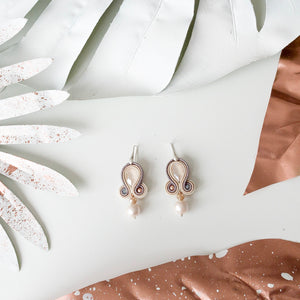 EDEF. Orecchini con monachella SOFT BRIDE: cristalli Swarovski, perla Swarovski, Perla cotone, cristalli, soutache, monachella argento 925