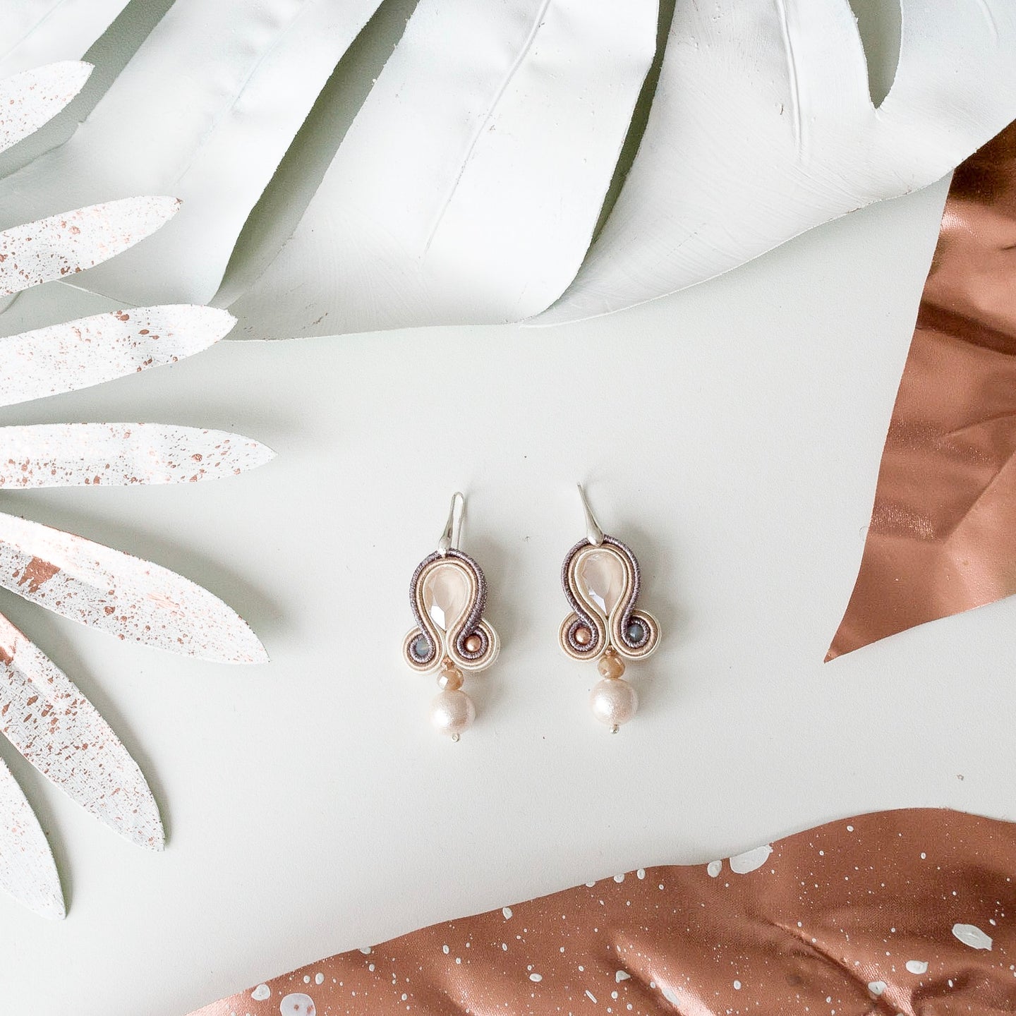 EDEF. Orecchini con monachella SOFT BRIDE: cristalli Swarovski, perla Swarovski, Perla cotone, cristalli, soutache, monachella argento 925