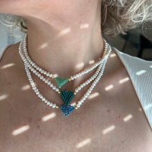 Carica l&#39;immagine nel visualizzatore di Gallery, Collana di perle di fiume modello girocollo-coker  con in centro cuore in perline toho di colori diversi.  La collana CUORE nasce con lo scopo di celebrare l&#39;amore.  MATERIALE: perle di fiume, perline toho, componenti e moschettone in argento 925 con galvanica color oro. DIMENSIONI: lunghezza collana: circa 39 cm + 4 cm catenella CUORE in perline di diversi colori a scelta: smeraldo-verde acqua-blu-vioa-pink- rosso scuro mat- rrosso-arancione mat-rosa baby-oro opaco mat