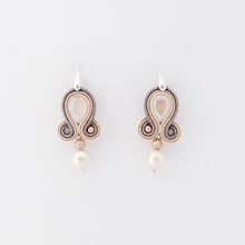 Carica l&#39;immagine nel visualizzatore di Gallery, EDEF. Orecchini con monachella SOFT BRIDE: cristalli Swarovski, perla Swarovski, Perla cotone, cristalli, soutache, monachella argento 925