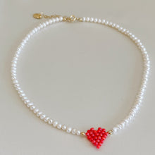 Carica l&#39;immagine nel visualizzatore di Gallery, Collana di perle di fiume modello girocollo-coker  con in centro cuore in perline toho di colori diversi.  La collana CUORE nasce con lo scopo di celebrare l&#39;amore.  MATERIALE: perle di fiume, perline toho, componenti e moschettone in argento 925 con galvanica color oro. DIMENSIONI: lunghezza collana: circa 39 cm + 4 cm catenella CUORE in perline di diversi colori a scelta: smeraldo-verde acqua-blu-vioa-pink- rosso scuro mat- rrosso-arancione mat-rosa baby-oro opaco mat