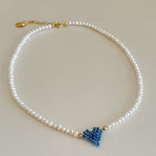 Carica l&#39;immagine nel visualizzatore di Gallery, Collana di perle di fiume modello girocollo-coker  con in centro cuore in perline toho di colori diversi.  La collana CUORE nasce con lo scopo di celebrare l&#39;amore.  MATERIALE: perle di fiume, perline toho, componenti e moschettone in argento 925 con galvanica color oro. DIMENSIONI: lunghezza collana: circa 39 cm + 4 cm catenella CUORE in perline di diversi colori a scelta: smeraldo-verde acqua-blu-vioa-pink- rosso scuro mat- rrosso-arancione mat-rosa baby-oro opaco mat
