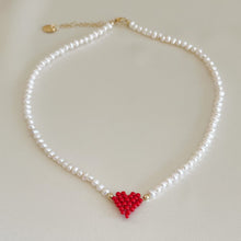 Carica l&#39;immagine nel visualizzatore di Gallery, Collana di perle di fiume modello girocollo-coker  con in centro cuore in perline toho di colori diversi.  La collana CUORE nasce con lo scopo di celebrare l&#39;amore.  MATERIALE: perle di fiume, perline toho, componenti e moschettone in argento 925 con galvanica color oro. DIMENSIONI: lunghezza collana: circa 39 cm + 4 cm catenella CUORE in perline di diversi colori a scelta: smeraldo-verde acqua-blu-vioa-pink- rosso scuro mat- rrosso-arancione mat-rosa baby-oro opaco mat