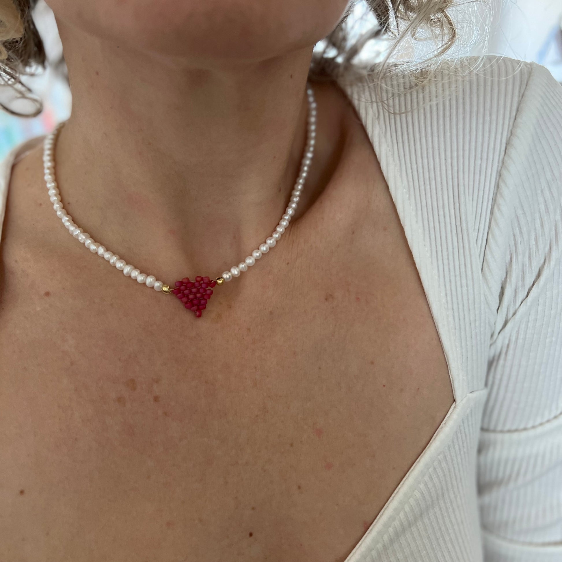 Collana di perle di fiume modello girocollo-coker  con in centro cuore in perline toho di colori diversi.  La collana CUORE nasce con lo scopo di celebrare l'amore.  MATERIALE: perle di fiume, perline toho, componenti e moschettone in argento 925 con galvanica color oro. DIMENSIONI: lunghezza collana: circa 39 cm + 4 cm catenella CUORE in perline di diversi colori a scelta: smeraldo-verde acqua-blu-vioa-pink- rosso scuro mat- rrosso-arancione mat-rosa baby-oro opaco mat