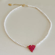Carica l&#39;immagine nel visualizzatore di Gallery, Collana di perle di fiume modello girocollo-coker  con in centro cuore in perline toho di colori diversi.  La collana CUORE nasce con lo scopo di celebrare l&#39;amore.  MATERIALE: perle di fiume, perline toho, componenti e moschettone in argento 925 con galvanica color oro. DIMENSIONI: lunghezza collana: circa 39 cm + 4 cm catenella CUORE in perline di diversi colori a scelta: smeraldo-verde acqua-blu-vioa-pink- rosso scuro mat- rrosso-arancione mat-rosa baby-oro opaco mat